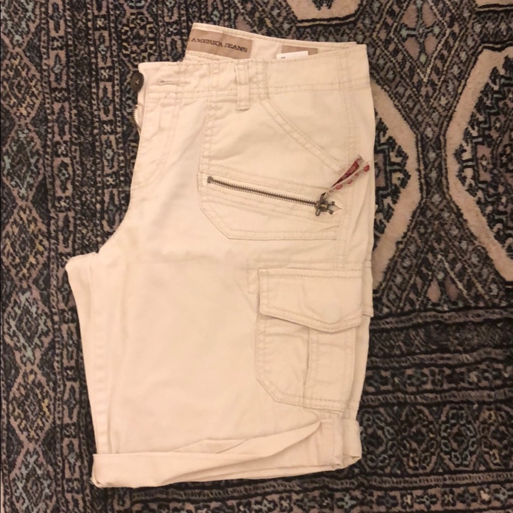 Women shorts Beige with lots of pockets